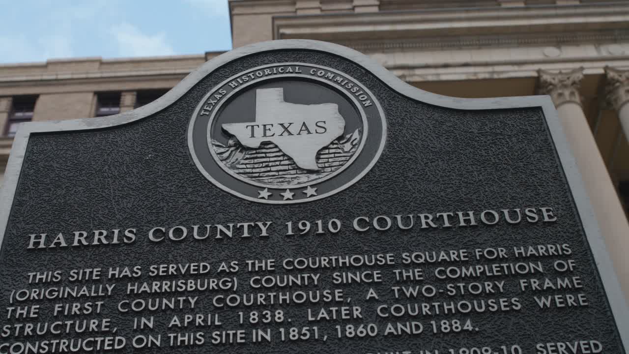 텍사스 주 휴스턴에 있는 유서 깊은 해리스 카운티 1910 법원의 낮은 각도