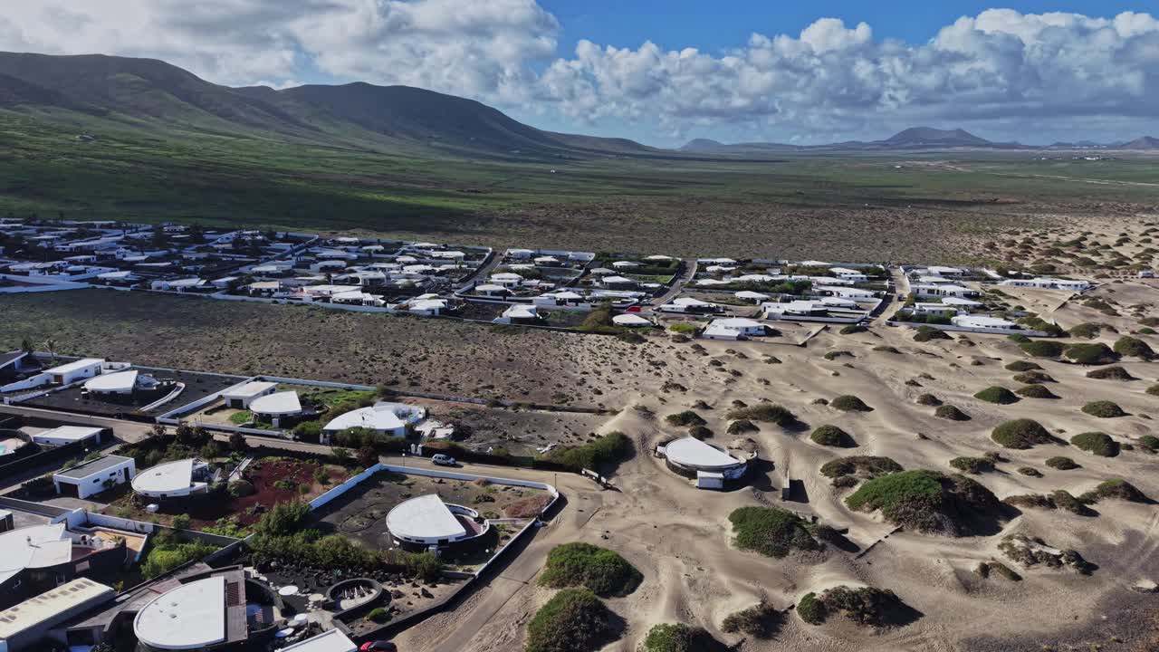 Explore a Paisagem Única de Lanzarote com Casas e Dunas de Areia