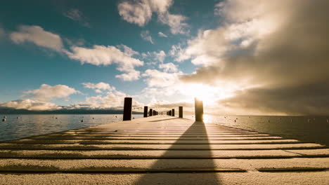 Zeitraffer-Des-Sonnenaufgangs-Auf-Einem-Dock-Auf-Der-Kalifornischen-Seite-Des-Lake-Tahoe