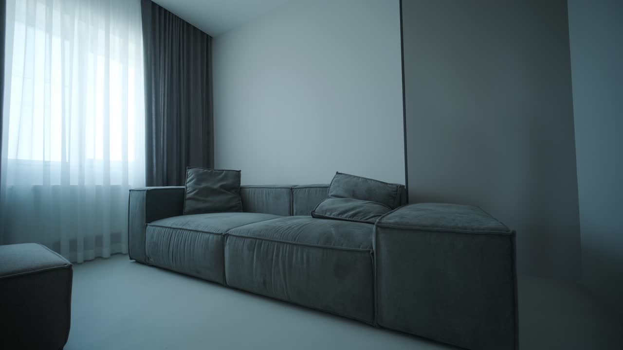 sala de estar moderna con sofá gris oscuro y cortinas