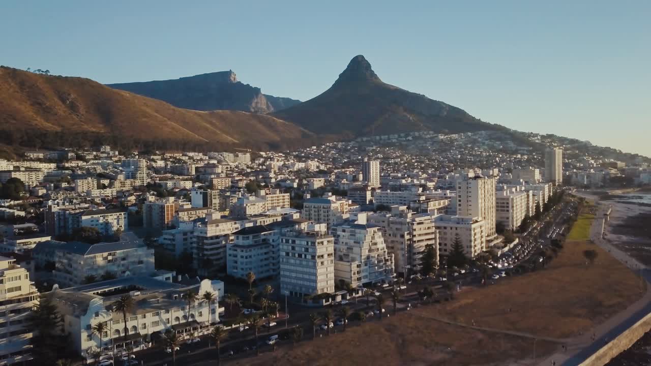 Un drone panoramico che sorvola lo skyline di Città del Capo, Sudafrica, al tramonto.