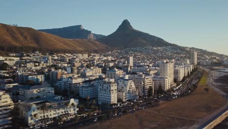 Drone-Panorámico-Volando-Sobre-El-Horizonte-De-Ciudad-Del-Cabo,-Sudáfrica-Al-Atardecer