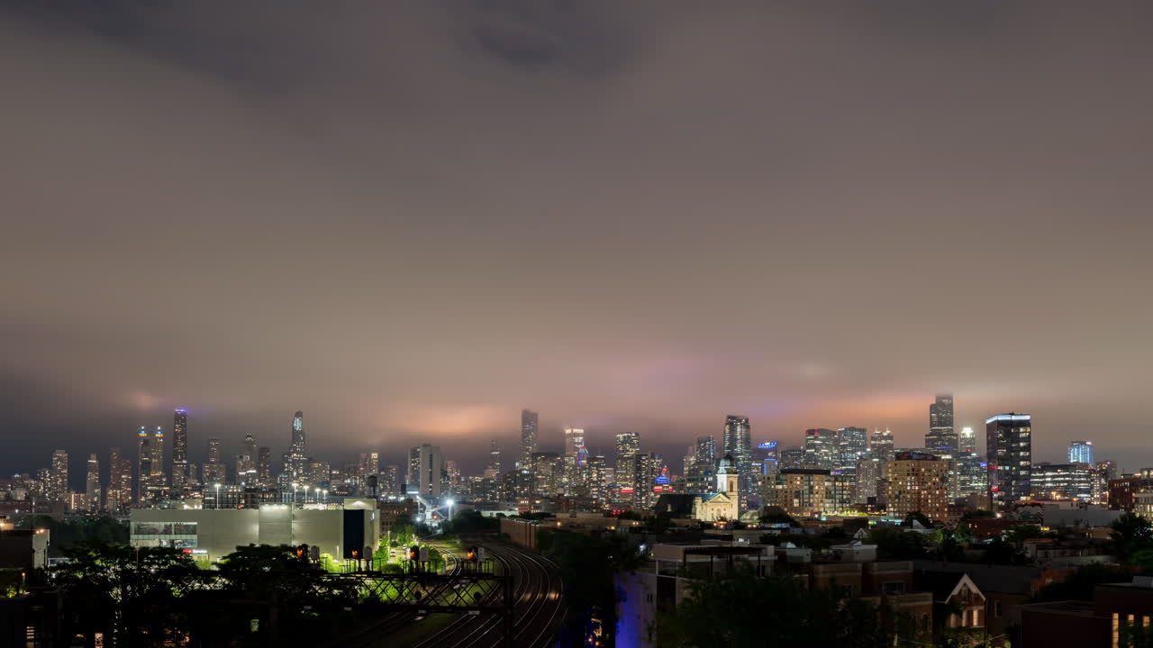 시카고 스카이 라인 위에 낮은 구름을 는 여름 폭풍에 가득 찬 밤 - 은 작물