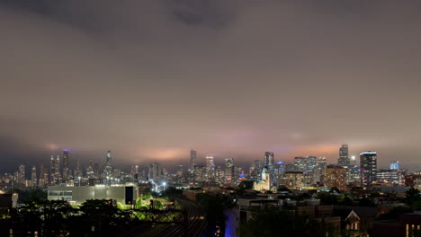 Tief-Hängende-Wolken-Ziehen-über-Die-Skyline-Von-Chicago-In-Einer-Stürmischen-Sommernacht-–-Knappe-Ernte