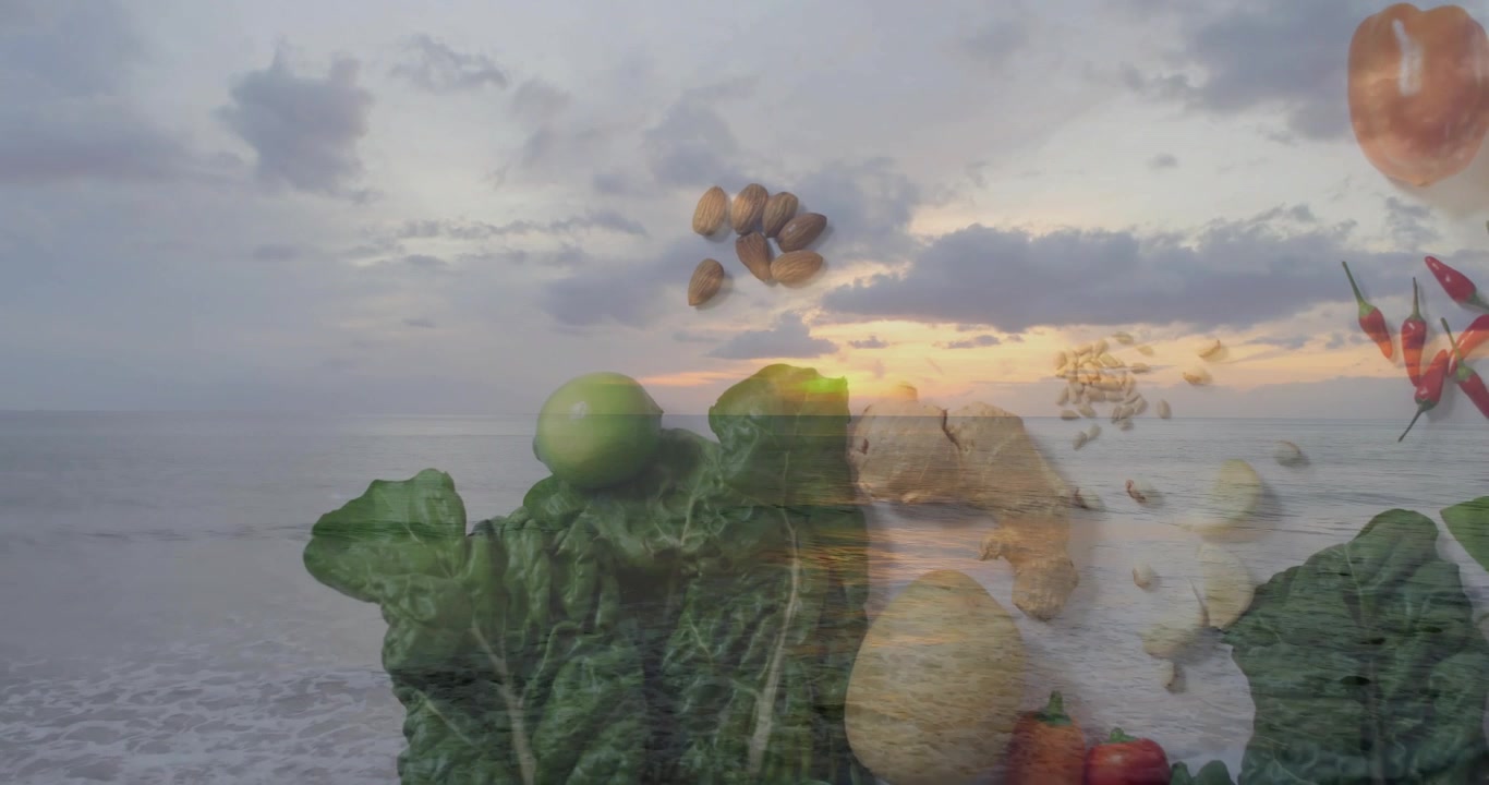 Dubbelexponering av hälsosam mat och solnedgång över havet