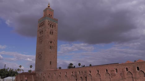 Eine-Aufnahme,-Die-Den-Historischen-Reichtum-Marokkos-Mit-Einer-Standbildaufnahme-Eines-Moschee-Minaretts-Hervorhebt,-Einem-Zeugnis-Des-Muslimischen-Erbes-Und-Exquisiter-Arabischer-Architektonischer-Wahrzeichen