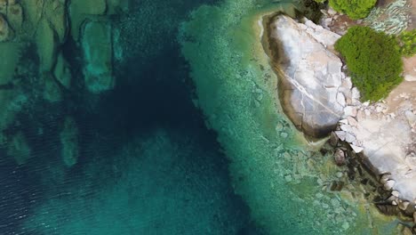 Strandoase-Von-Spathias:-4K-Drohnenaufnahmen-Aus-Der-Luft-In-Nikiti,-Griechenland