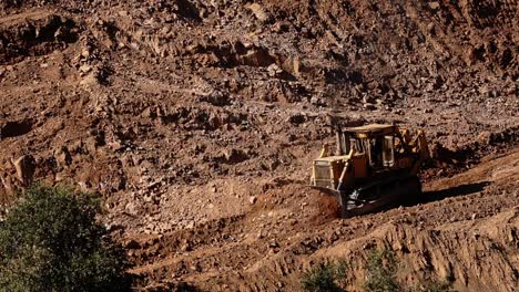 Bulldozer-De-Construcción-De-Carreteras-De-Montaña-Rocosa-Trabajando