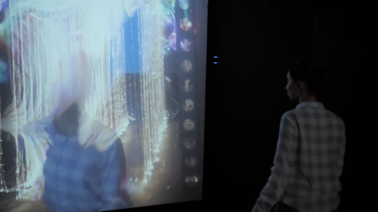 женщина, размахивающая руками и танцующая перед настенным дисплеем - ар концепция