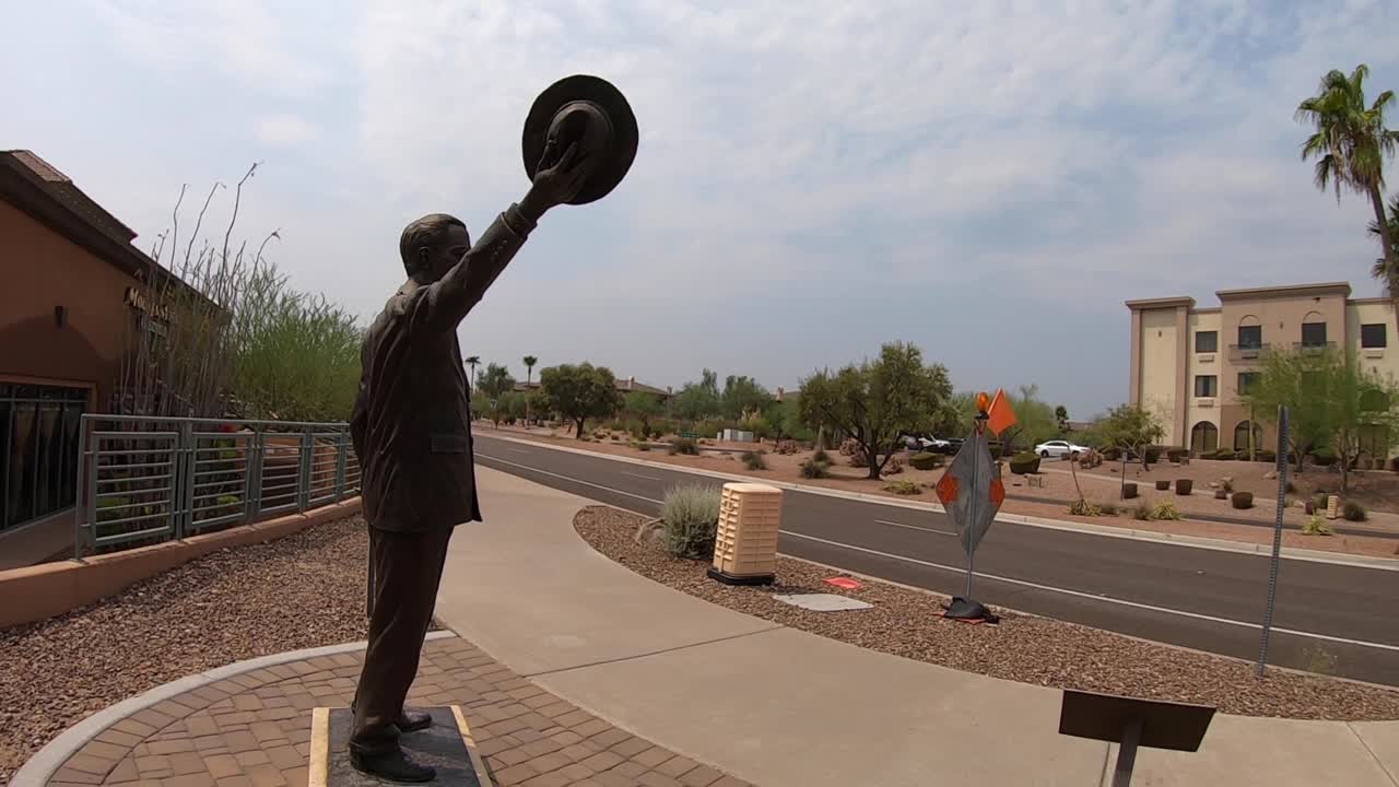 실물보다 더 큰 프랭클린 대통령의 청동 조각상