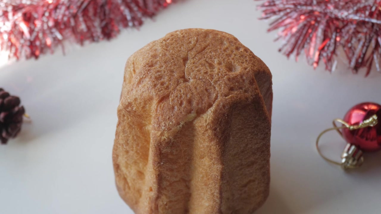 Panettone con decorazioni natalizie festive crea una calda atmosfera di festa