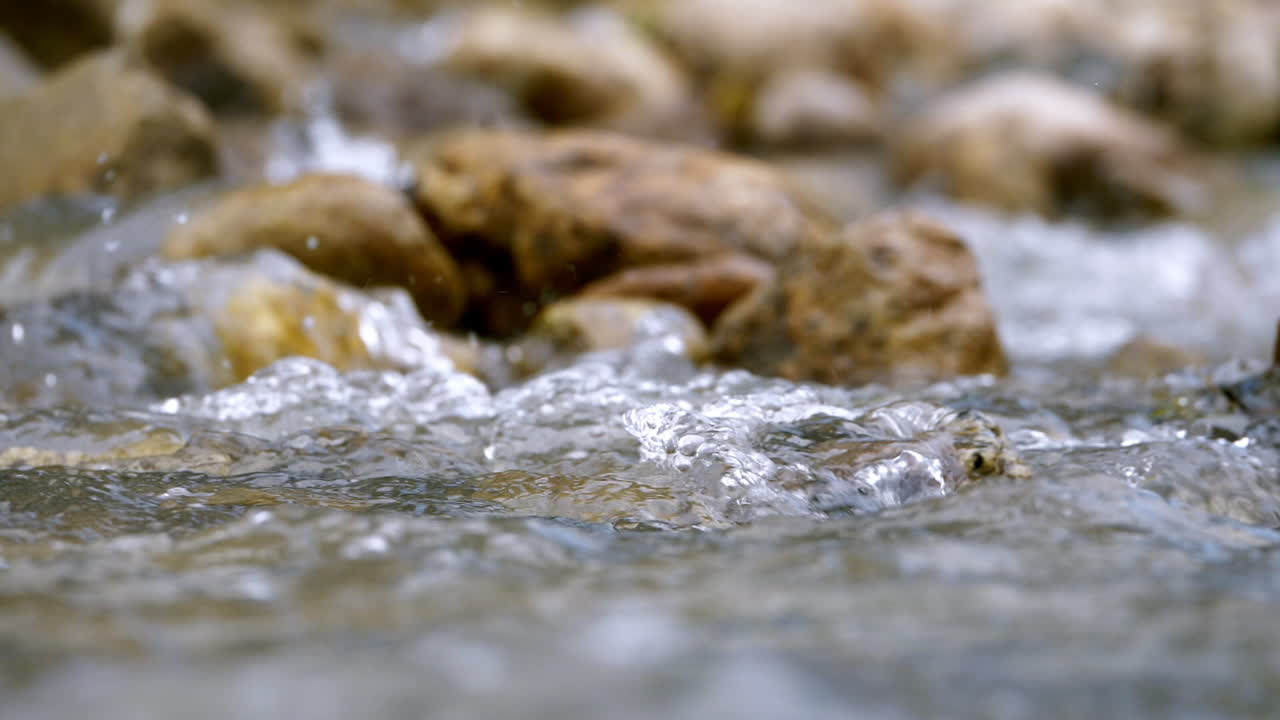 Ruscello limpido che scorre tra massi di pietra. Fiume copioso che scorre al rallentatore.