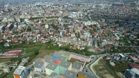 caleidoscopio de coloridos edificios y casas en el corazón de la ciudad, el vibrante barrio de tirana