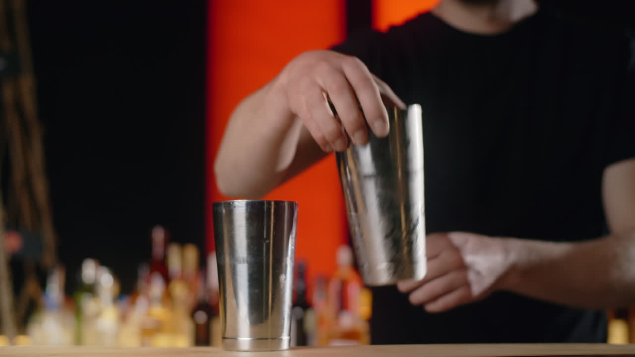 カクテルを作っているバーテンダー