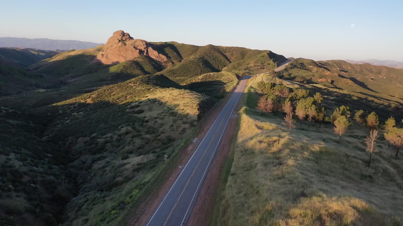 캘리포니아 카스테익의 레이크 휴스 도로 근처에서 촬영된 드론 이미지
