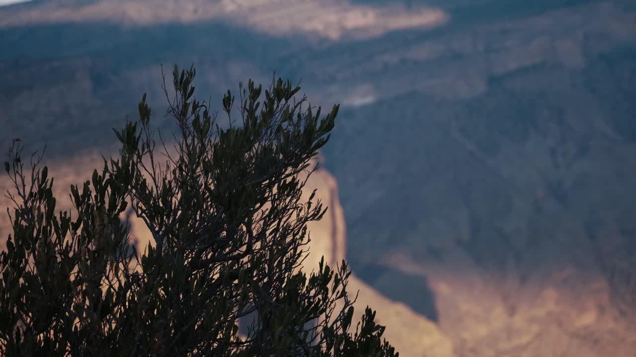 jebel shams adornado por los fascinantes tonos de la puesta de sol