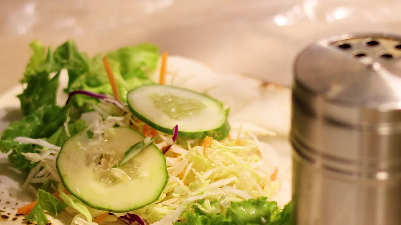 haciendo un kebab fresco con verduras y salsa