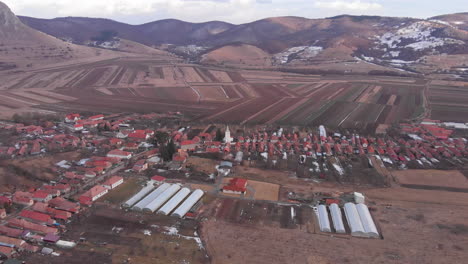 Pueblo-Coltesti-E-Iglesia-Vistos-Desde-Un-Dron-En-Invierno,-Vista-Aérea