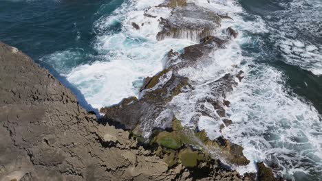 Felsige-Küstenformation-Am-Strand-Von-Arecibo-Puerto-Rico-Mit-Wellen,-Die-Auf-Die-Felsen-Schlagen