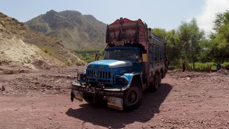 El-Viaje-De-Un-Camión-Por-Una-Carretera-Llena-De-Baches