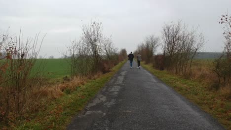 twee jongens die langs een eenzaam pad rennen