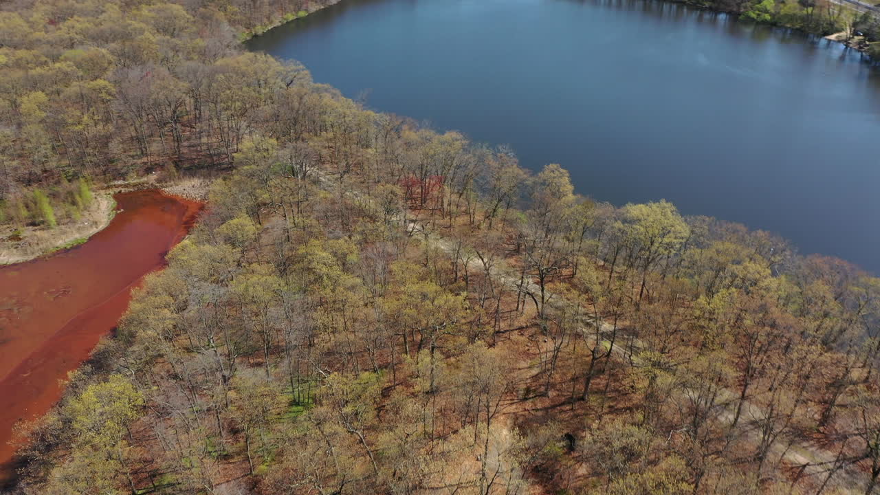 낮 동안 주황색 호수의 조감도