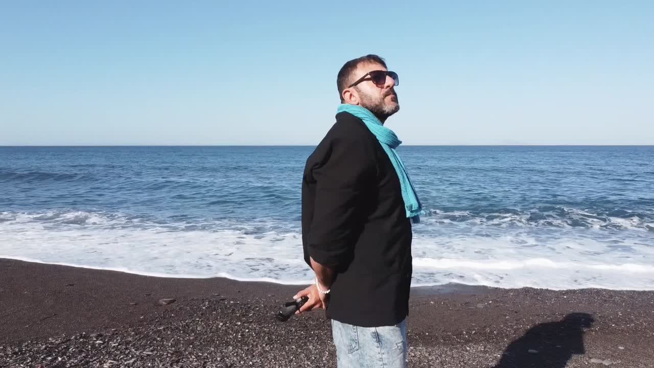 fotografía circular de un hombre en la playa de vlychada en santorini