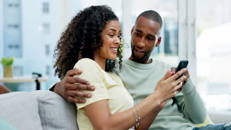 Happy-black-couple,-phone-and-laughing-on-sofa