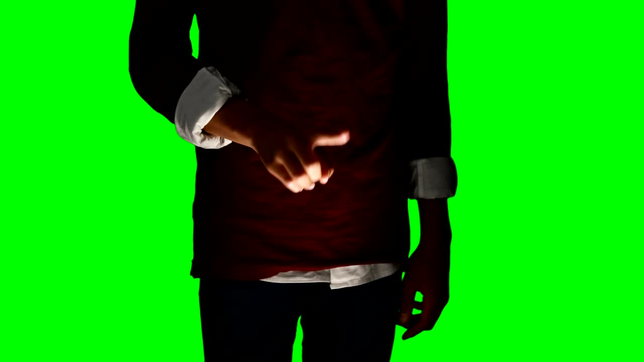 sección media de la mujer usando una pantalla invisible