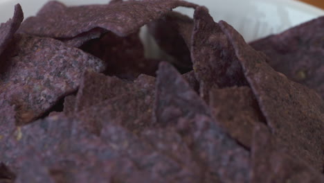 cierre apretado a través de un montón de chips de nacho de maíz azul