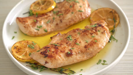 pollo a la parrilla con mantequilla, limón y ajo