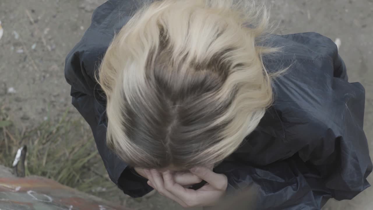 도시 환경에서 어두운 재을 입은 사람