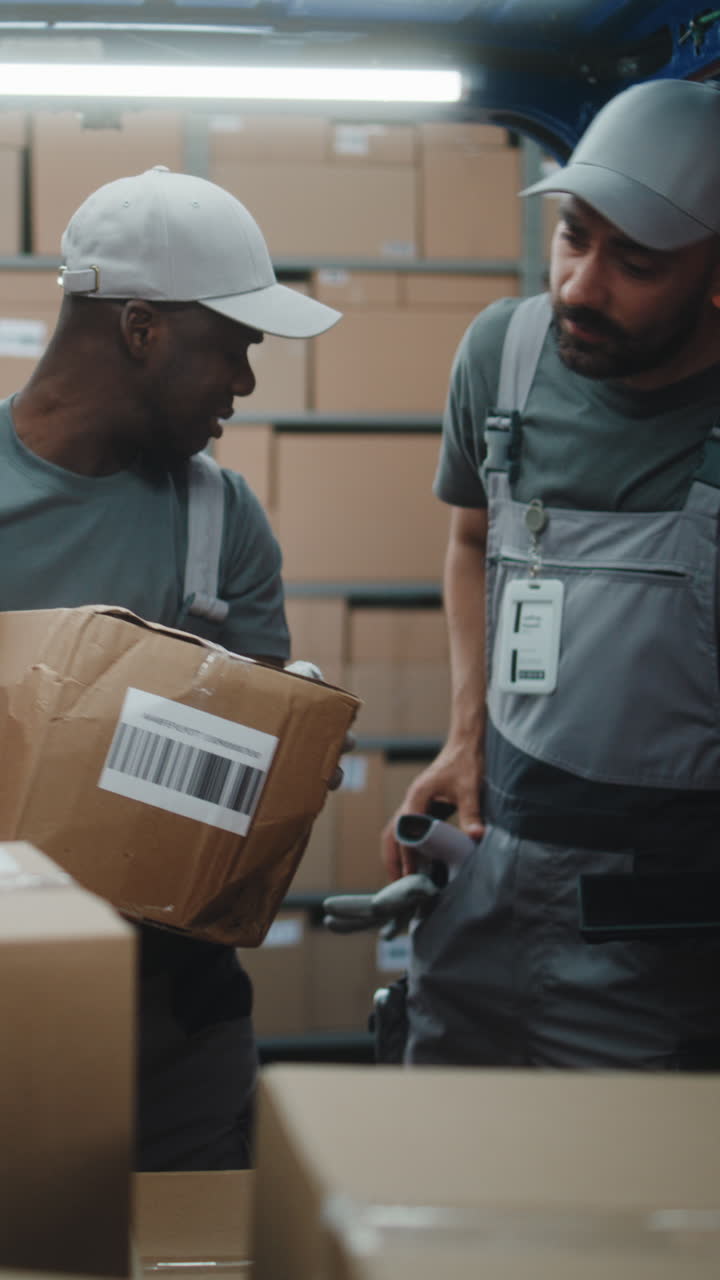 trabajadores de almacén que escanean y manejan paquetes