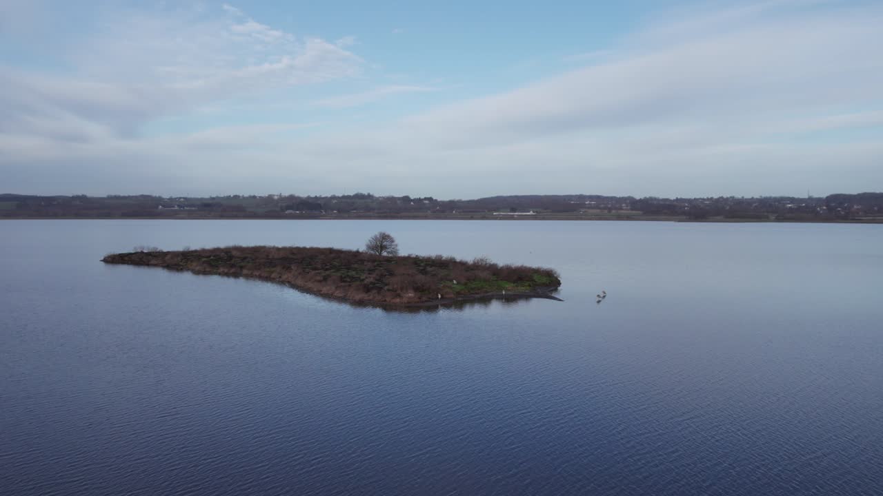 vista aérea de una pequeña isla en un lago, paisaje invernal - disparo de camión