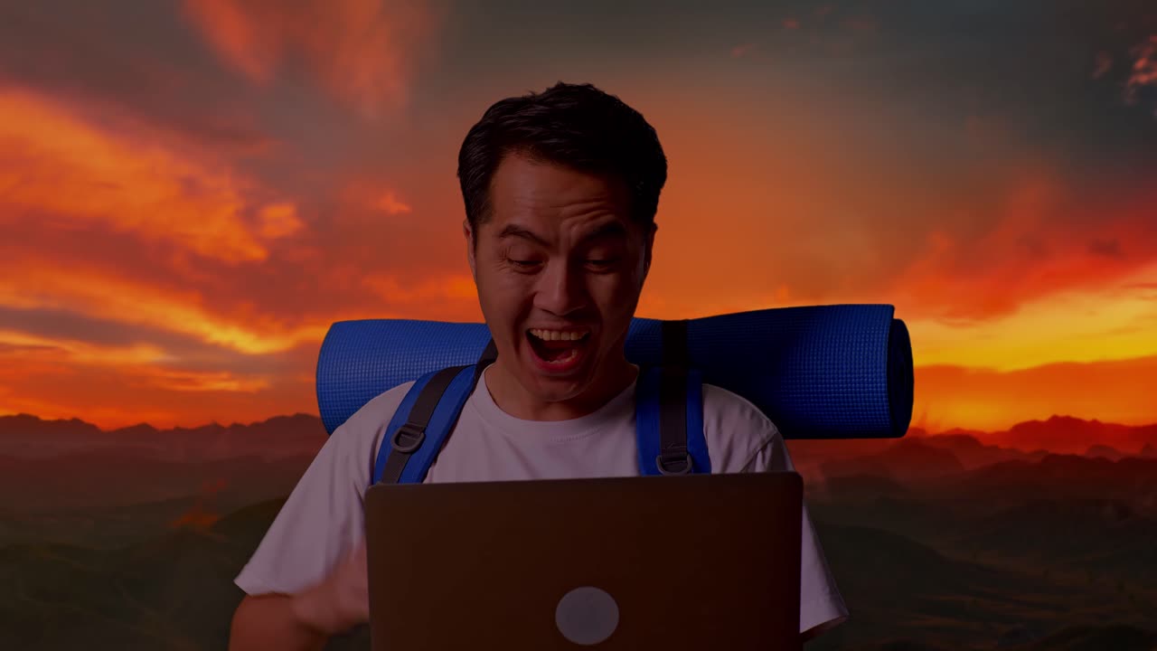 온라인 성공을 축하하는 행복한 여행자