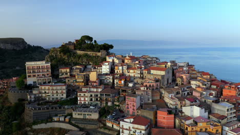 Aufschlussreiches-Dröhnen-Von-Häusern-Und-Gebäuden-In-Castelmola,-Die-Auf-Einer-Natürlichen-Terrasse-In-Sizilien,-Italien,-Gebaut-Wurden