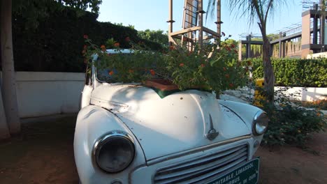 Coche-Antiguo-Transformado-En-Jarrón-De-Jardín-En-El-Jardín-Municipal-De-Limassol,-En-Chipre---Tiro-De-Seguimiento-De-órbita-Amplia