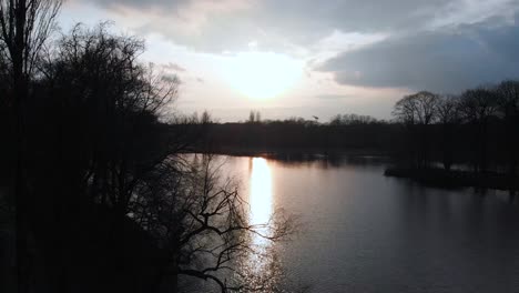 fotografía del lago kleinhesseloher de múnich