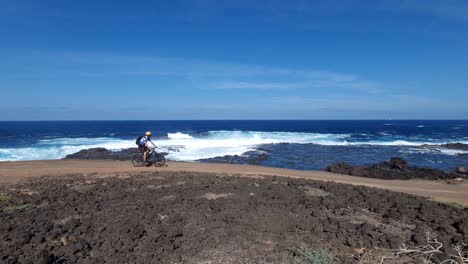 Bicicleta-Ciclista-En-La-Costa-De-Lanzarote-En-Los-Acantilados-Al-Mar