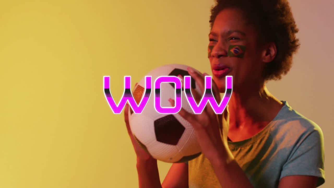 Persona che tiene un pallone da calcio con animazione testuale "WOW" su sfondo giallo