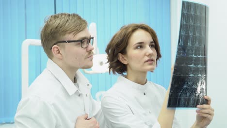 los médicos que examinan las radiografías