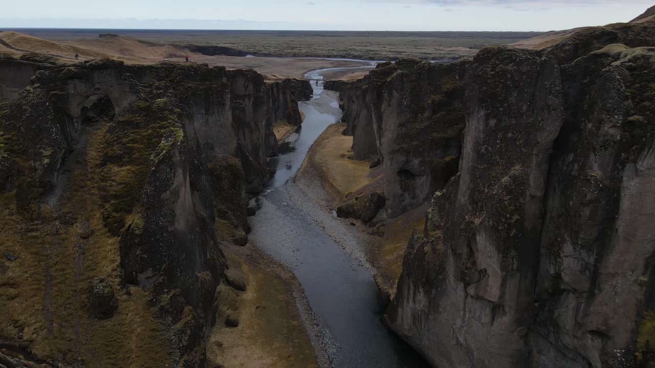 islandia fjadrarglijufur canyon drone aéreo .mp4