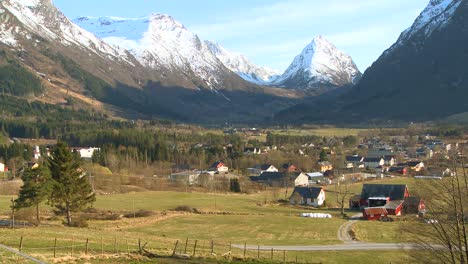 aldeas y granjas bordean un hermoso valle en noruega 1