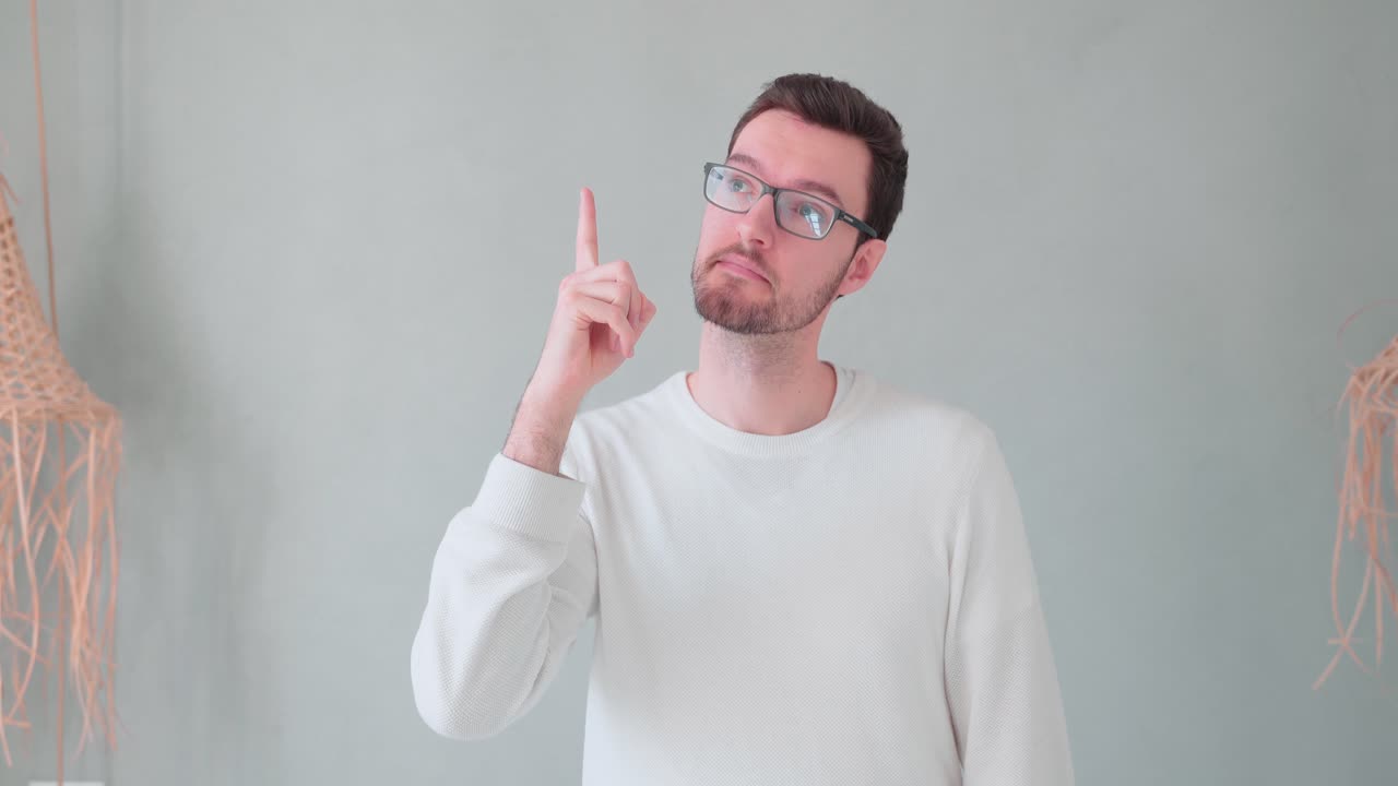 el joven reflexiona tiene una idea, una lluvia de ideas sobre una consideración inteligente