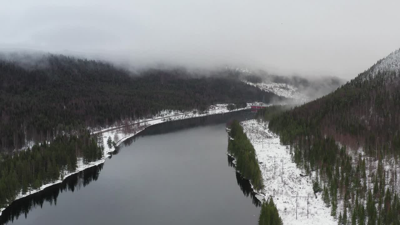 toma aérea de un lago o embalse parcialmente congelado en medio de suecia durante el solsticio de invierno