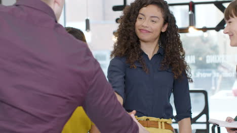 colegas trabajando juntos dándose la mano en una reunión