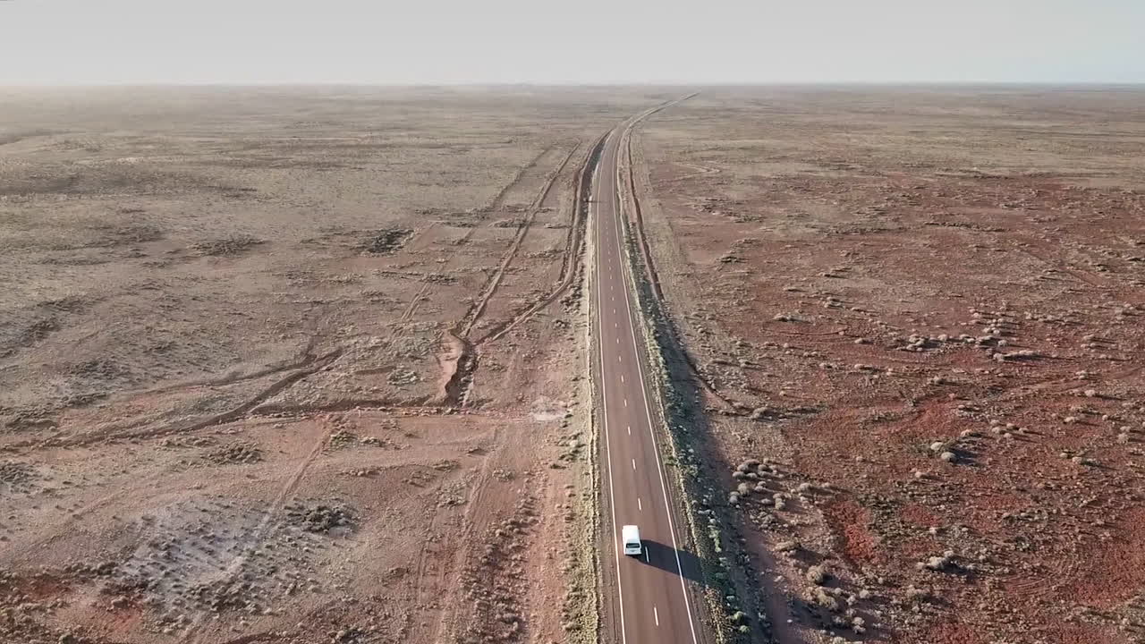 공중에서 올라오는 - 오스트레일리아의 황무지 깊은 곳을 여행하는 외로운 밴