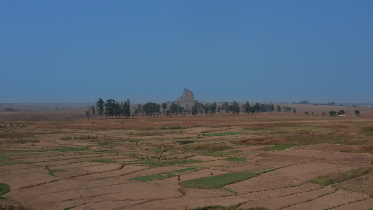 Avanzando verso una grande roccia africana, Angola 2
