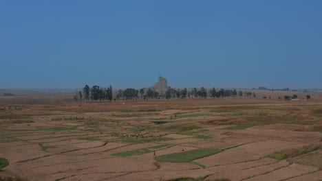 Vorwärts-Zu-Einem-Großen-Afrikanischen-Felsen,-Angola-2