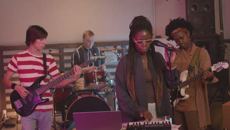 banda de música multiétnica ensayando en estudio de grabación